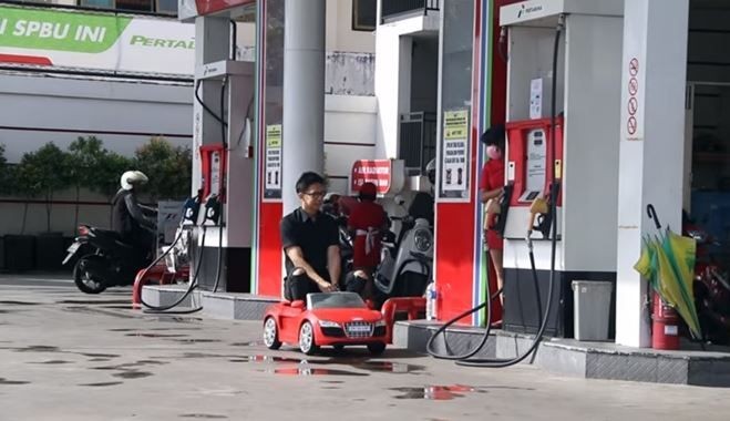 Kendaraan Nyeleneh Saat Mengisi Bensin di SPBU